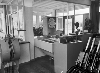 166015 Interieur van het N.S.-station Vierlingsbeek te Vierlingsbeek: plaatskaartenkantoor.